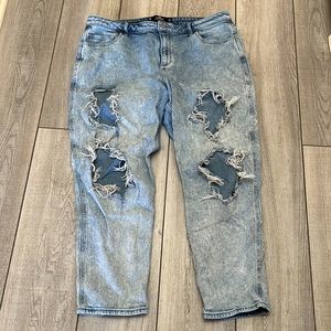 Hollister Curvy High-Rise Mom Jean